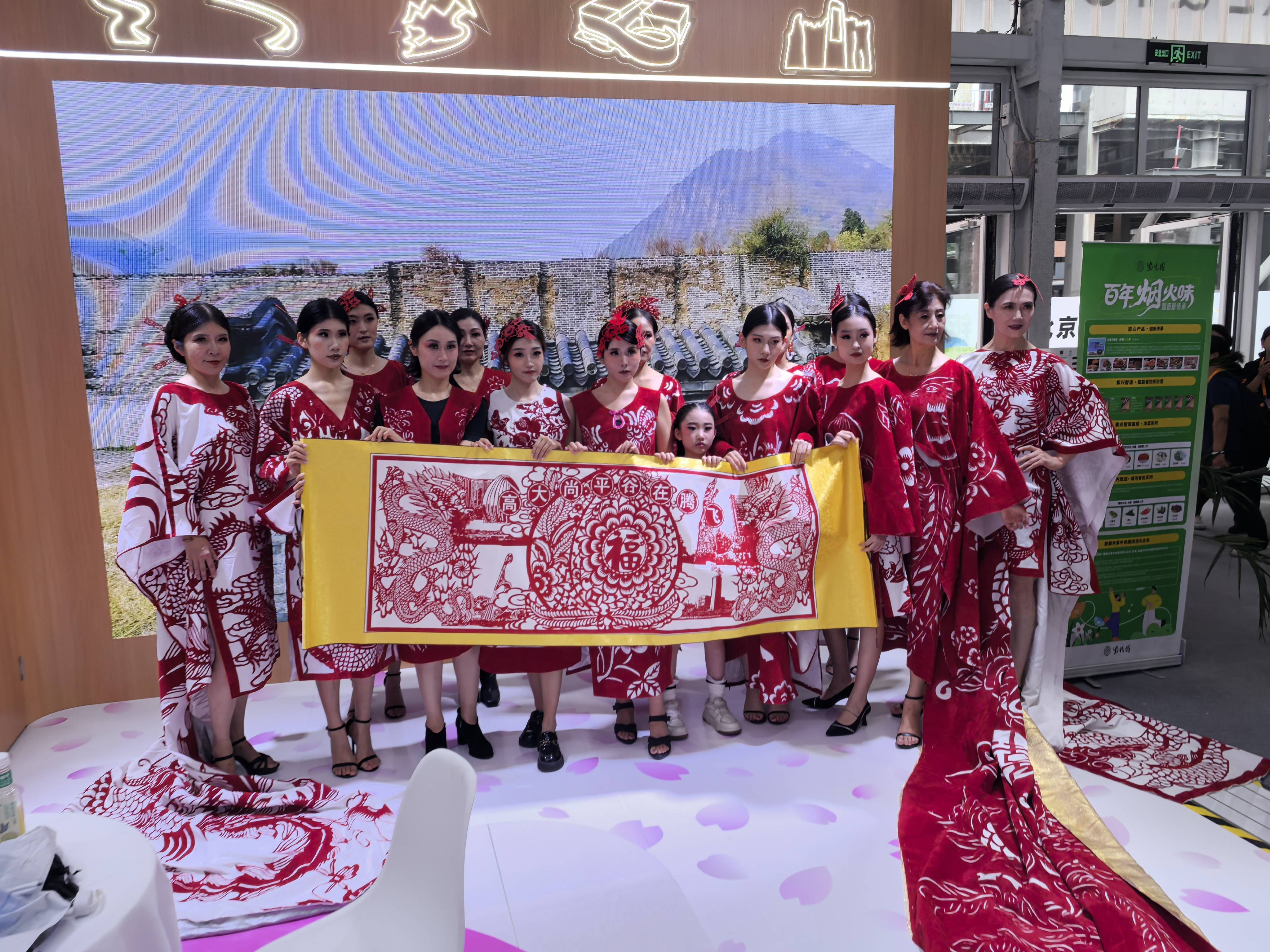 每日发放800枚“桃醉平谷”文创冰箱贴p